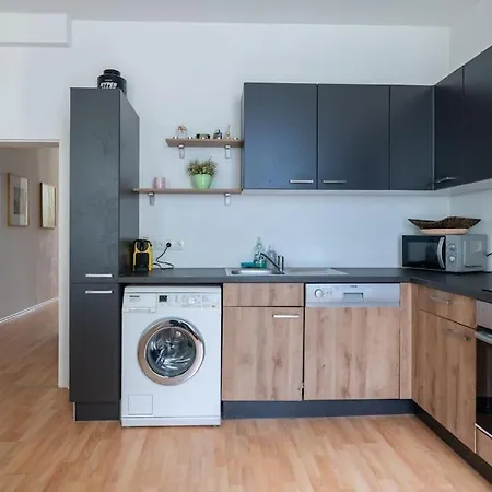 2 Bedroom Near Belvedere *
