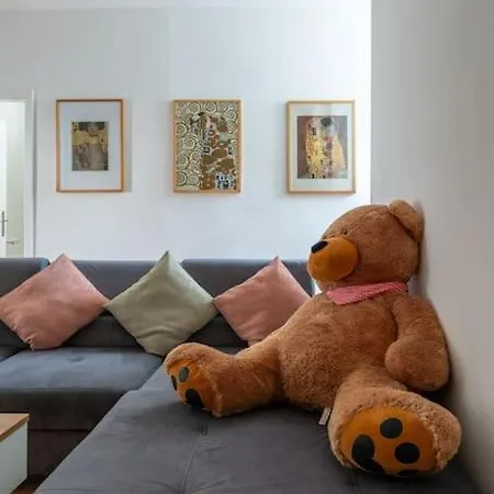 2 Bedroom Near Belvedere Apartment *