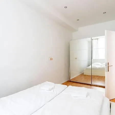 Apartment 2 Bedroom Near Belvedere *