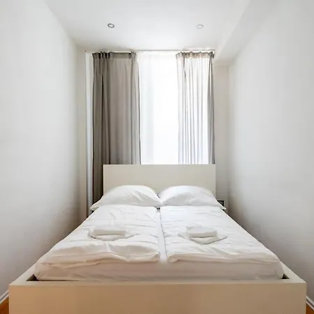 Apartment 2 Bedroom Near Belvedere *