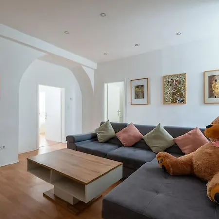 2 Bedroom Near Belvedere Apartment *