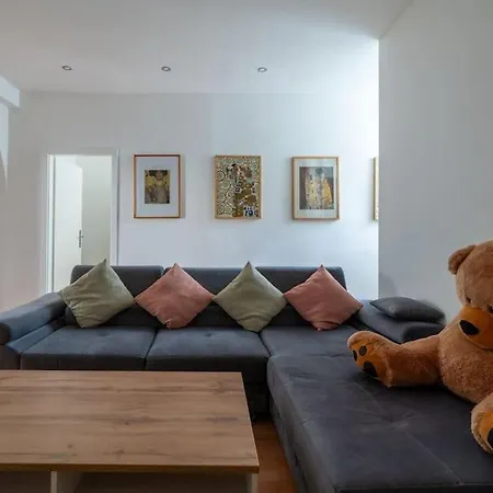 Apartment 2 Bedroom Near Belvedere *