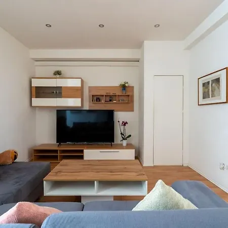 2 Bedroom Near Belvedere