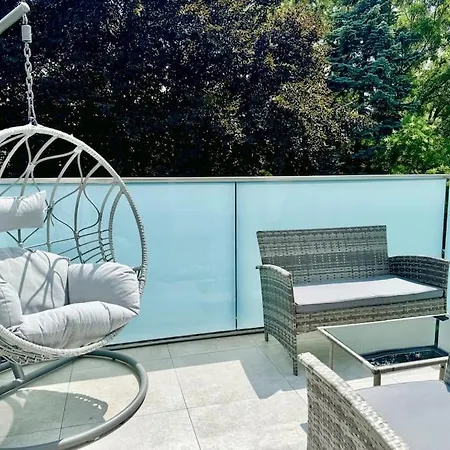 Rooftop With Balcony & Free Parking *