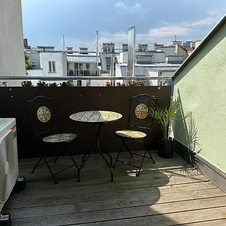 Apartment Dachgeschoss Fuer 4 Mit Terrasse Wien