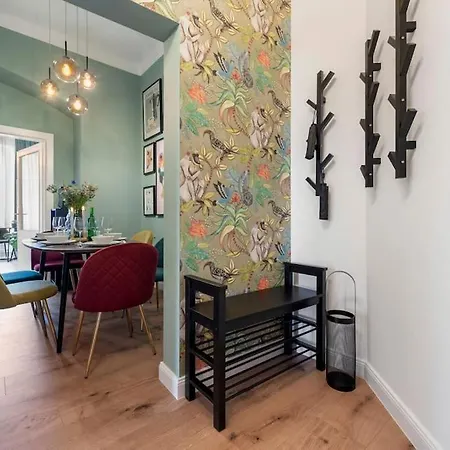 Spacious & Elegant 3 Bedroom Apartment *