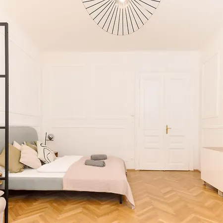 Long Term I 2 Min To U1 Columbusplatz I High Speed Wifi Viena