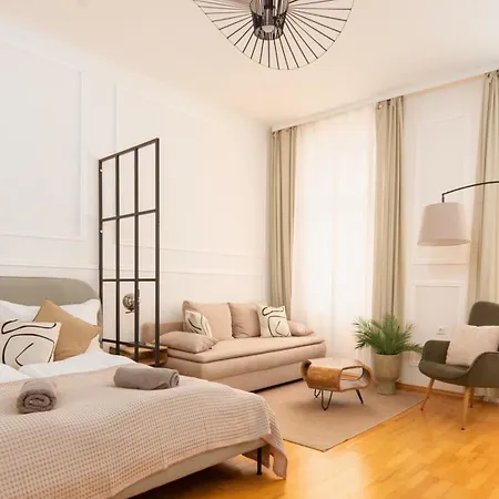 Long Term I 2 Min To U1 Columbusplatz I High Speed Wifi Viena