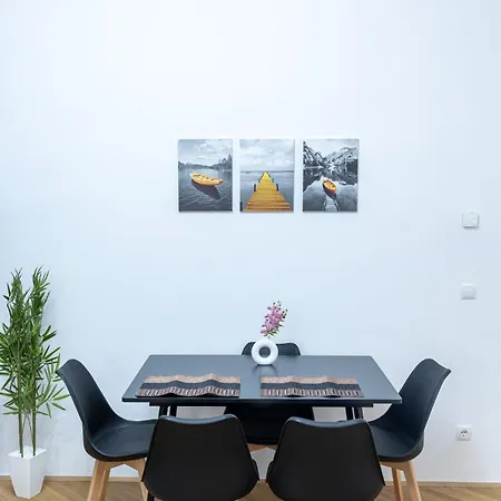 Deluxe Retreat Near Praeter Park And Centre *