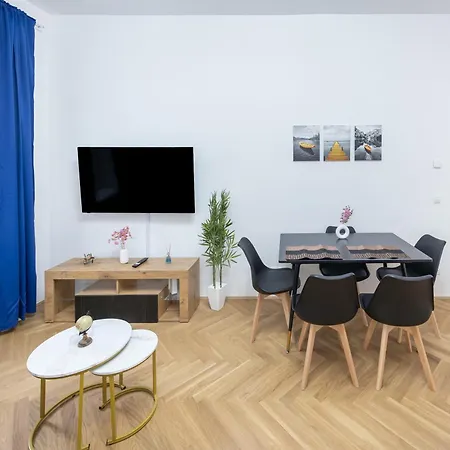 Deluxe Retreat Near Praeter Park And Centre