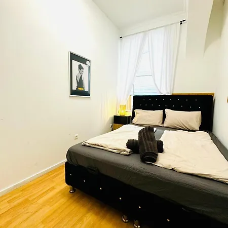 Comfy In A Shared Apt, 8min To Rathausplatz Apartment