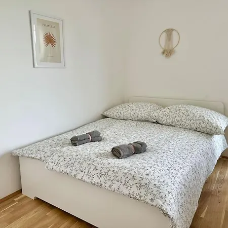 Modern Danube With Balcony & Free Parking *
