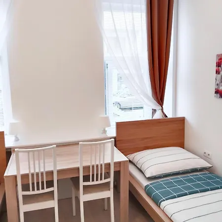 Favorit-rooms Direkt Metro-u1 Connection To Centralstation And City-center Hostel