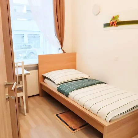 Favorit-rooms Direkt Metro-u1 Connection To Centralstation And City-center Hostel