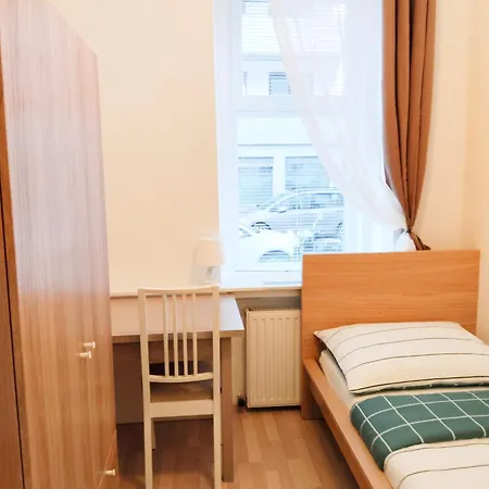 Favorit-rooms Direkt Metro-u1 Connection To Centralstation And City-center Hostel *