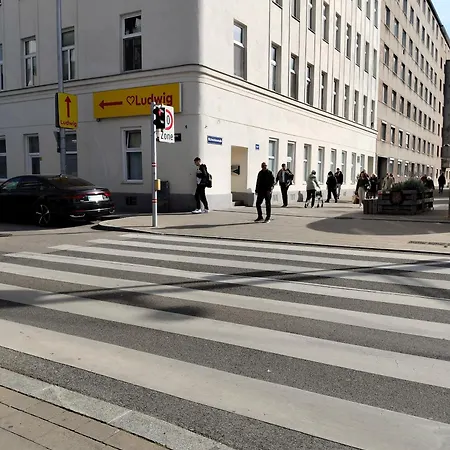 Favorit-rooms Direkt Metro-u1 Connection To Centralstation And City-center *