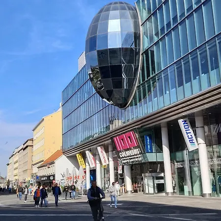 Favorit-rooms Direkt Metro-u1 Connection To Centralstation And City-center Hostel *