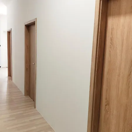 Hostel Favorit-rooms Direkt Metro-u1 Connection To Centralstation And City-center