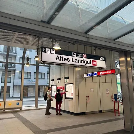 Favorit-rooms Direkt Metro-u1 Connection To Centralstation And City-center Hostel
