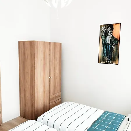 Hostel Favorit-rooms Direkt Metro-u1 Connection To Centralstation And City-center