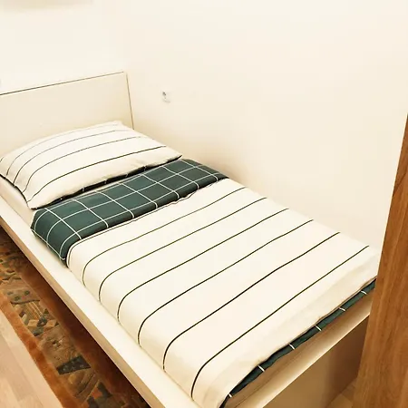Favorit-rooms Direkt Metro-u1 Connection To Centralstation And City-center Hostel *