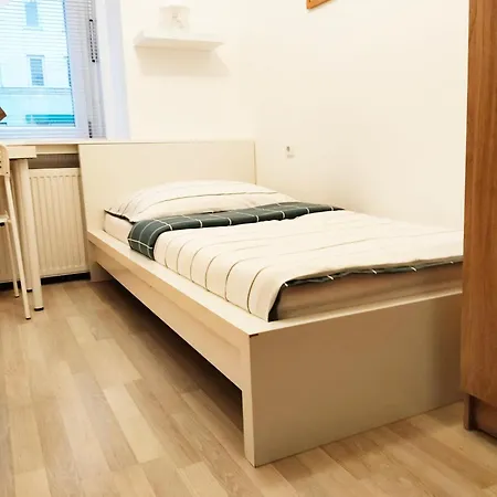 Hostel Favorit-rooms Direkt Metro-u1 Connection To Centralstation And City-center Vienna