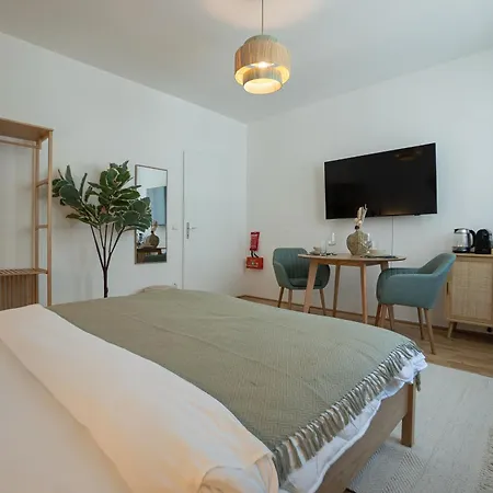 Bright Modern In Center With A Queen Bed *