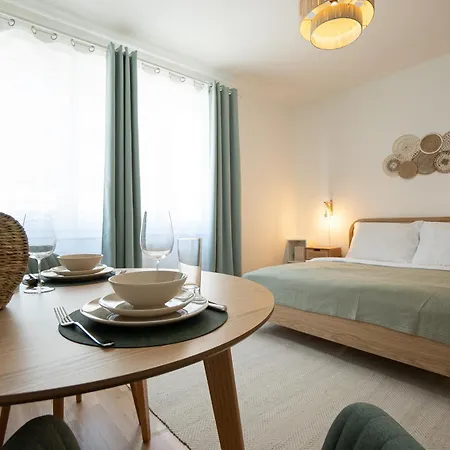 Apartment Bright Modern In Center With A Queen Bed *