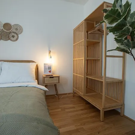 Bright Modern In Center With A Queen Bed Apartment