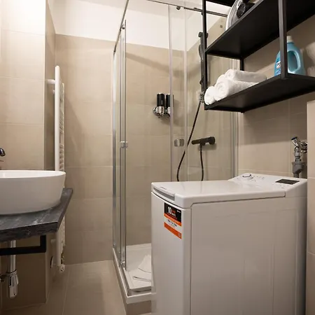 Bright Modern In Center With A Queen Bed Apartment *