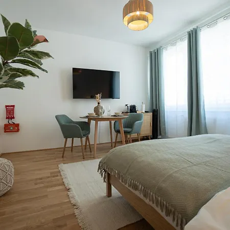 Bright Modern In Center With A Queen Bed * Vienna