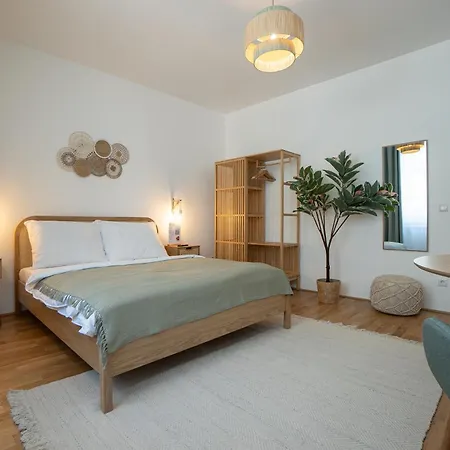 Bright Modern In Center With A Queen Bed * Vienna