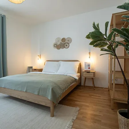 Bright Modern In Center With A Queen Bed *