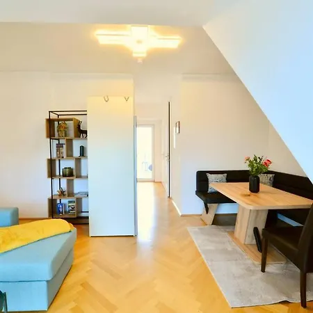 Modern Attic Flat With 2 Bedrooms Apartment *
