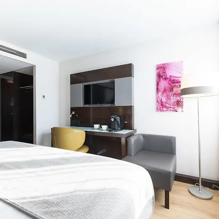 Leonardo Westbahnhof 4* Bécs