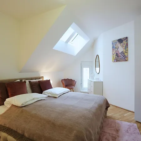 Carl's Design Residences By Domicilia Apartment