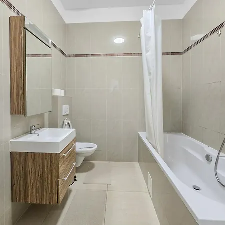 Two-bedroom Balcony Retreat For 4 Near Millennium Tower Apartment *