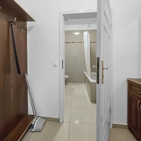 Two-bedroom Balcony Retreat For 4 Near Millennium Tower * Vienna