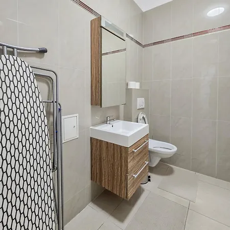 Two-bedroom Balcony Retreat For 4 Near Millennium Tower