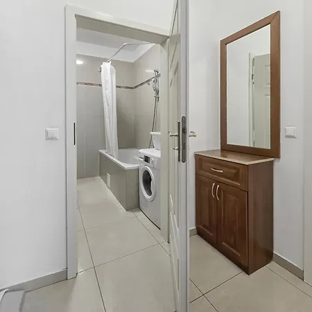 Apartment Two-bedroom Balcony Retreat For 4 Near Millennium Tower *