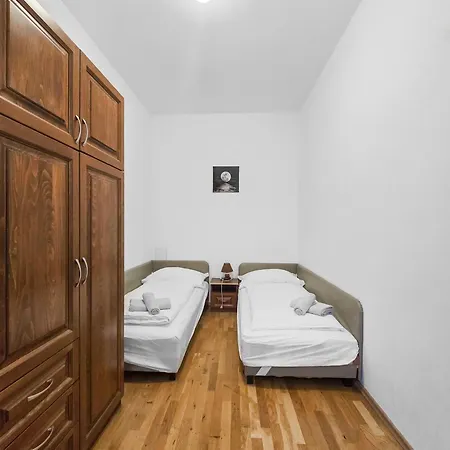 Two-bedroom Balcony Retreat For 4 Near Millennium Tower Vienna
