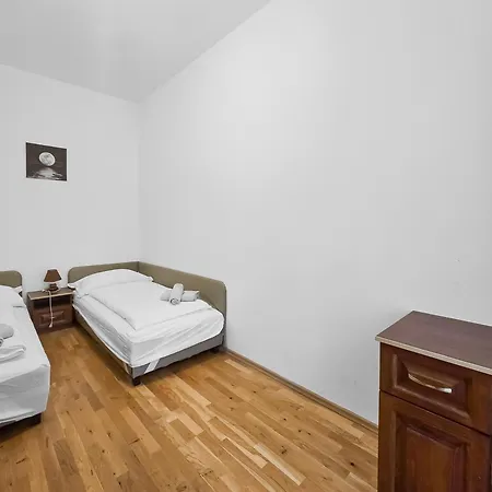 Two-bedroom Balcony Retreat For 4 Near Millennium Tower