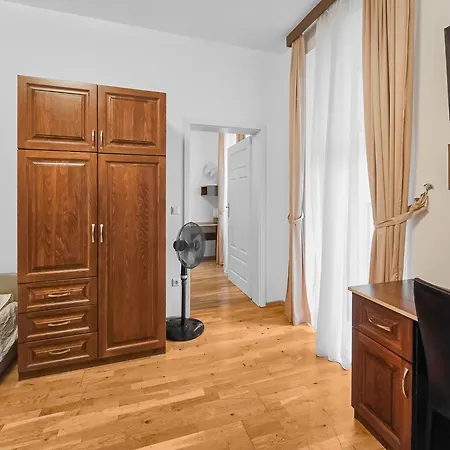 Two-bedroom Balcony Retreat For 4 Near Millennium Tower