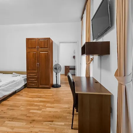 Two-bedroom Balcony Retreat For 4 Near Millennium Tower *
