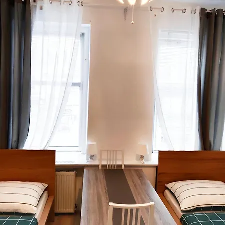 Favorit-rooms Direkt Metro-u1 Connection To Centralstation And City-center Hostel