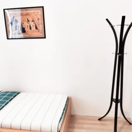 Favorit-rooms Direkt Metro-u1 Connection To Centralstation And City-center Hostel
