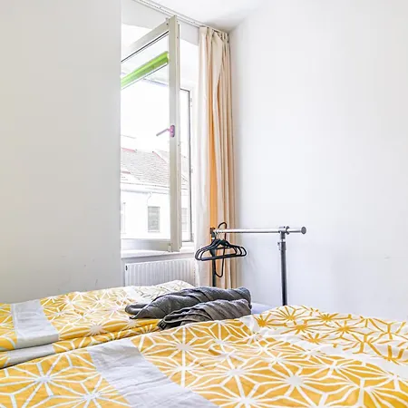 Near Schoenbrunn - Economy In Shared At Meidling Train Station Hostel *