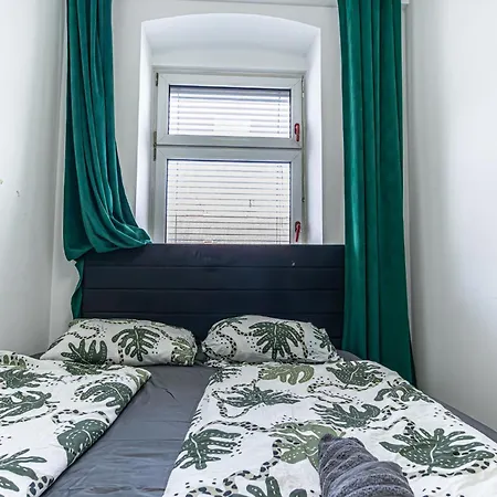 Near Schoenbrunn - Economy In Shared At Meidling Train Station Hostel Vienna
