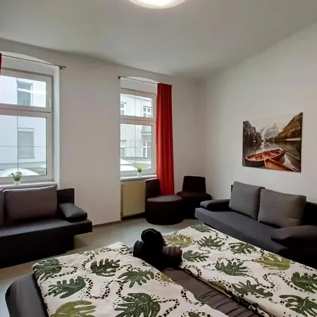 Near Schoenbrunn - Economy In Shared At Meidling Train Station Hostel *