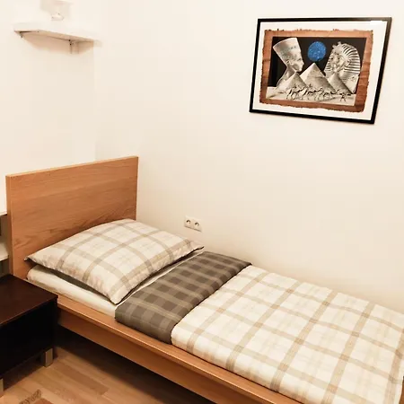 Favorit-rooms Direkt Metro-u1 Connection To Centralstation And City-center Hostel *
